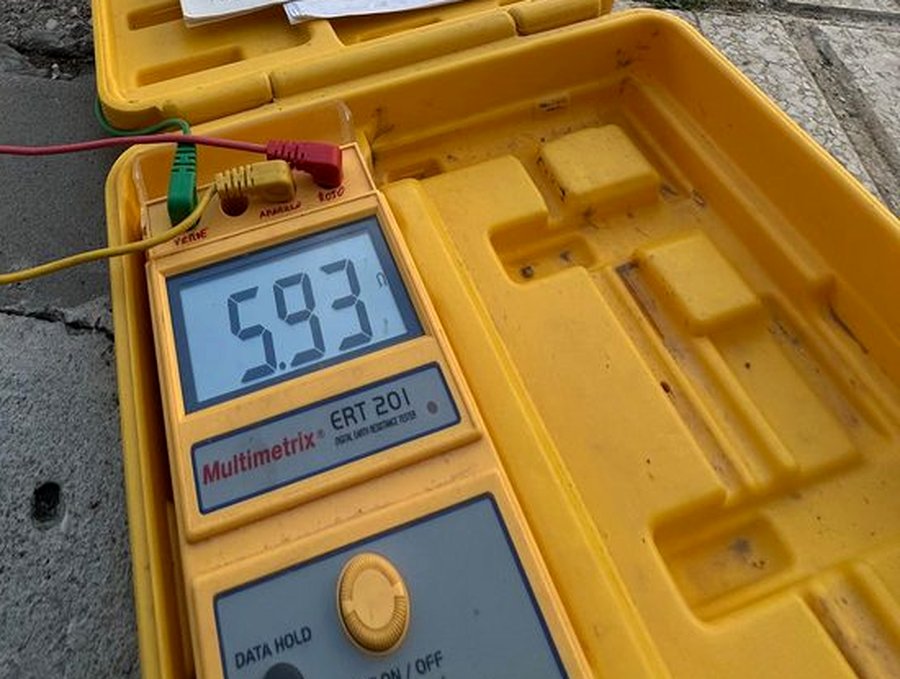 Comprobador de instalaciones durante una inspección preventiva y correctiva